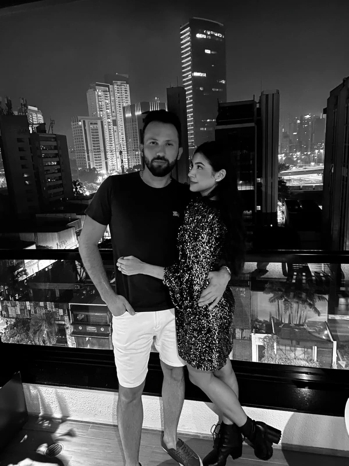 Isabelle e Eduardo diante das luzes da cidade